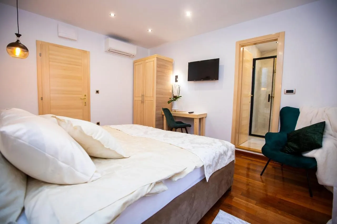 Ideal Rooms #2 Split Apartment