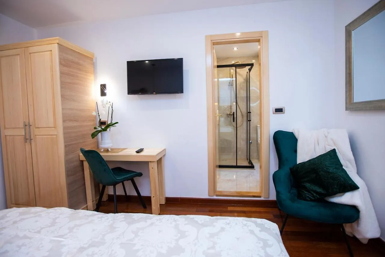 Ideal Rooms #2 Split Apartment